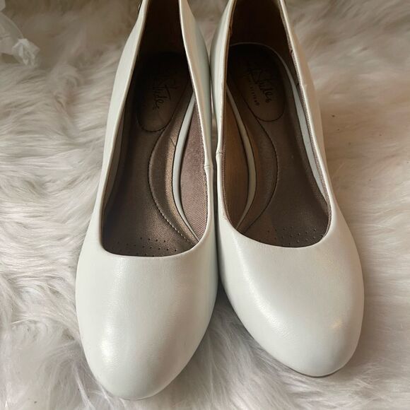 Life Stride Parigi white slip on classic round toe 2.5 “ heels - Picture 4 of 10